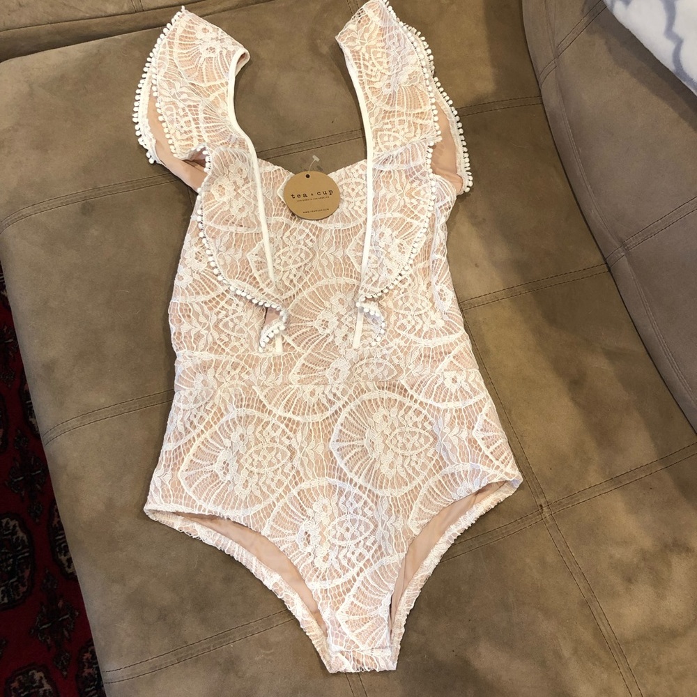 VICI Smitten Ruffle Lace Bodysuit in white (small)